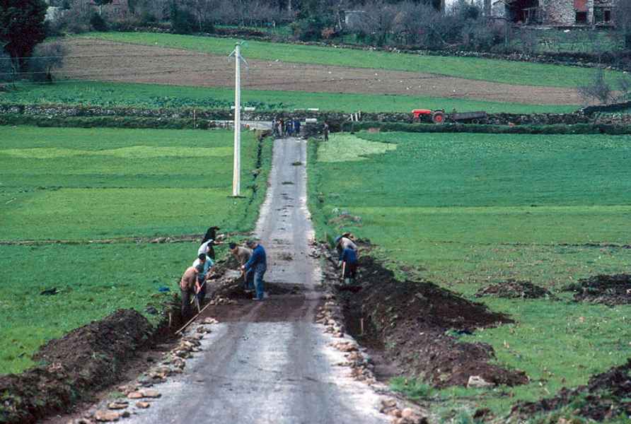 Veciños reparando camiño. Negreira (A Coruña), 1979